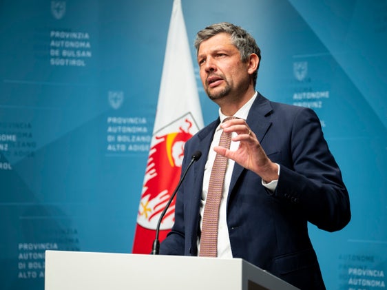 "Le mantignimënt dles pices scores tles valades é fondamental por le dagní de nosta comunité ladina. Les scores ne  pita nia ma na oferta tan co unica, mo ares fej plü sterch ince le marcé dl laur te valada y ares contribuësc al svilup, ala vita dla comunité y ala vitalité di paisc ladins" - insciö le Vizepresidënt y Assessur por la scora y cultura ladina Daniel Alfreider. (Foto: USP/Fabio Brucculeri)