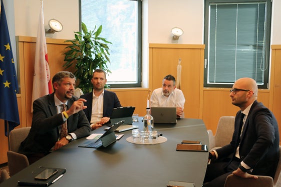 Massima collaborazione per il rafforzamento dell'infrastruttura ferroviaria: da sinistra l'assessore Alfreider, il direttore del Dipartimento Mobilità e Infrastrutture Martin Vallazza, il direttore generale di Sta - Strutture Trasporto Alto Adige SpA Joachim Dejaco e l'amministratore delegato di Rete Ferroviaria Italiana Gianpiero Strisciuglio (Foto: USP/Ingo Dejaco)