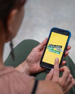 Jugendliche, die für 8 bis 12 Monate einen freiwilligen Zivildienst leisten wollen, können sich bei den anbietenden Organisationen melden. Informationen dazu gibt es auch im Amt für Freiwilligenwesen und Ehrenamt. (Foto: LPA)