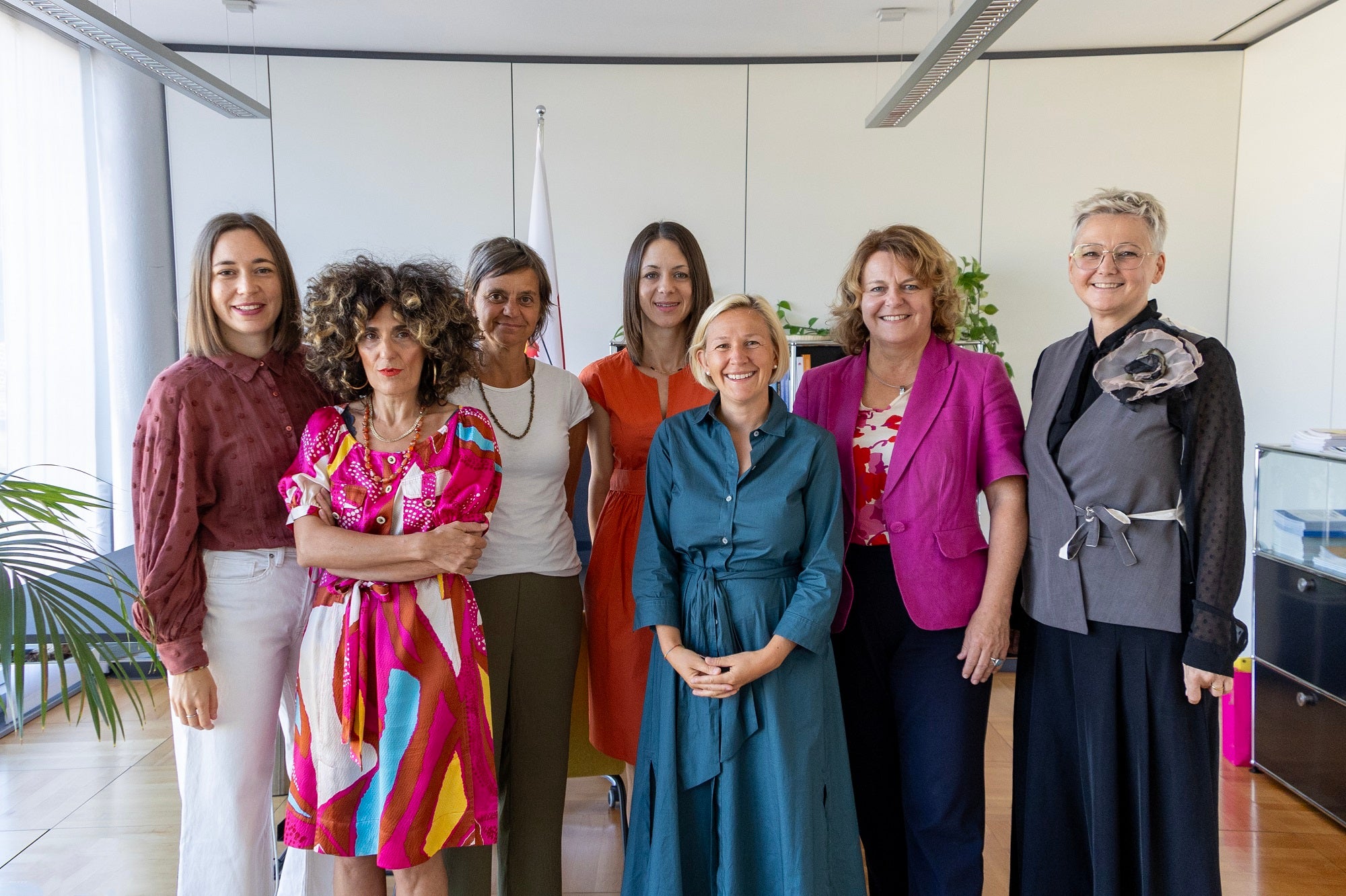 Die Mitarbeiterinnen der Koordinierungsstelle für Integration (von links) Elisa Pan, Koordinatorin Barbara Bogoni, Ulrike Frenademez, Arianna Tenan mit Amtsdirektorin Astrid Wiest, Landesrätin Rosmarie Pamer und Ressortdirektorin Michela Morandini. (Foto: LPA/Hannes Wisthaler)