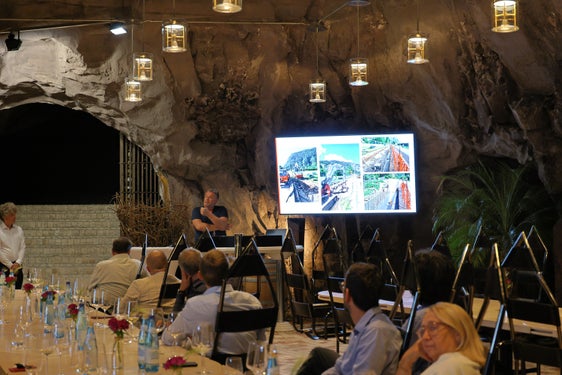 Rückblick zum Abschluss: Im Areal der Laimburg wurden seit 2017 umfangreiche Maßnahmen zur Sicherung gegen Naturgefahren umgesetzt, die vor allem den Schutz vor Steinschlag und Hochwasser erhöht haben. (Foto: LPA/Sabine Pitscheider)