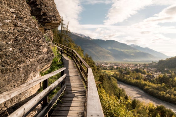 Sentieri sicuri sono importanti per l'attività escursionistica in Alto Adige: su incarico della Giunta provinciale i gestori dei sentieri si occupano della manutenzione ordinaria, mentre le autorità forestali si occupano di quella straordinaria. (Foto: IDM Südtirol-Alto Adige/Patrick Schwienbacher)