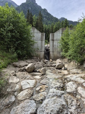 Diese Sperre im Stachelgraben in Hintermartell räumt die Wildbachverbauung nach den Folgen von Starkregen aus. (Foto: LPA/Amt für Wildbach- und Lawinenverbauung West in der Agentur für Bevölkerungsschutz)