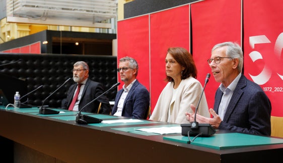 Kinder mit einer guten Motorik sind auch in anderen Bereichen ausgeglichener. Diesen Zusammenhang zeigte heute VSS-Obmann Günther Andergassen (erster von rechts) auf. (Foto: LPA/Verena Hilber)