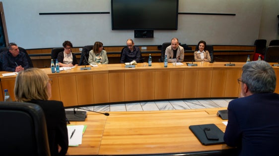 I rappresentanti delle quattro confederazioni sindacali si sono incontrati oggi (24 aprile) con il presidente Kompatscher e l'assessora provinciale Amhof. (Foto: ASP/Fabio Brucculeri)