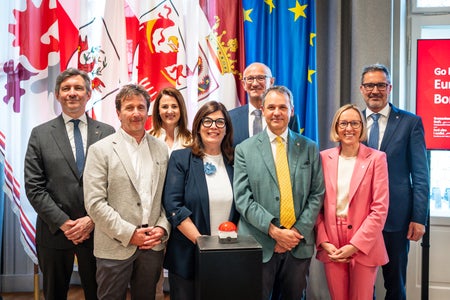 
Vernetzte Jobbörsen in Tirol, Südtirol und Trentino: Gruppenfoto mit (von links) Landeshauptmannstellvertreter Achille Spinelli (Trentino), Bernhard Pichler (AMS Tirol), Landesrätin Astrid Mair (Tirol), Stefania Terlizzi (Arbeitsagentur Trentino), Euregio-Präsident und Landeshauptmann Anton Mattle (Tirol), Stefan Luther (Südtiroler Landesabteilung Arbeitsmarktservice), Landesrätin Magdalena Amhof und Landeshauptmann Arno Kompatscher (beide Südtirol) (Foto: Land Tirol/Fitsch)