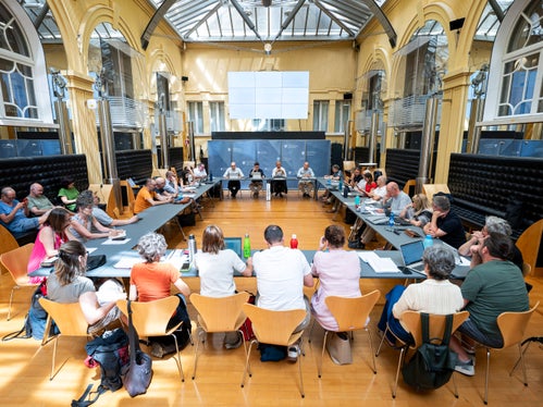 Laut Vorschlag des Landes am Verhandlungstisch im Palais Widmann in Bozen könnte die auf 13 Monatsgehälter berechnete Gehaltsanpassung für die öffentlichen Bediensteten 277 bis 388 Euro brutto monatlich je nach Funktionsebene ausmachen. (Foto: LPA/Fabio Brucculeri)