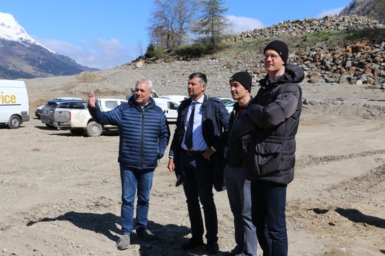 Spralluogo all'avanzamento dei lavori di spostamento della strada presso il lago di Resia: (da sinistra) Franz Marx, l'assessore provinciale alla mobilità, Daniel Alfreider, il sindaco Franz Prieth e il direttore d'Ufficio, Strimmer. (Foto: ASP/Patrick Thaler)