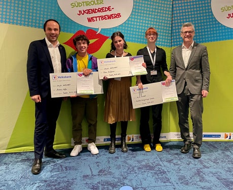 Sieger Sprache kreativ Oberschule (v. l.): Landesrat Philipp Achammer, 2. Platz Andreas Kofler, 1. Platz Olivia Kaufmann, 3. Platz Mathilde Unterpertinger Cariolato, Mariano Paris (Leiter Corporate Communication und Marketing Volksbank) (Foto: LPA/Deutsche Bildungsdirektion)