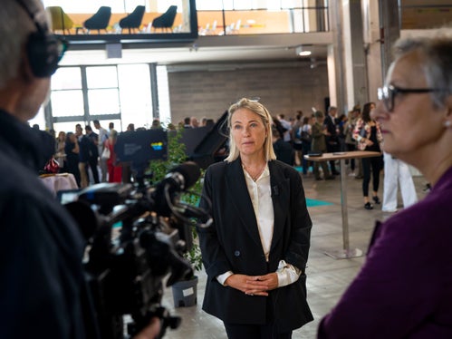 La direttrice della Ripartizione diritto allo studio, Rolanda Tschugguel (a destra), e la direttrice dell'Ufficio orientamento scolastico e professionale, Alexa Seebacher, all'inaugurazione della fiera Futurum (Foto: ASP/Fabio Brucculeri)