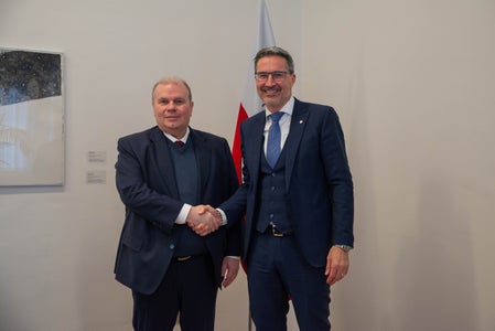 Paolo Sartori (l.) ist seit 1. März neuer Quästor von Bozen. Beim Antrittsbesuch bei Landeshauptmann Kompatscher wurde vor allem das Thema Prävention besprochen. (Foto: LPA/Greta Stuefer)