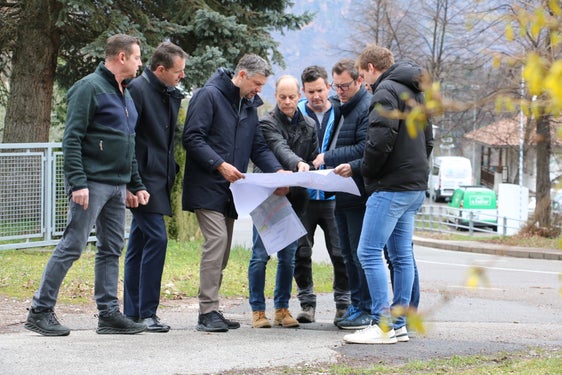 Im Bild:  Bürgermeister Lorenz Ebner (Zweiter von links), Landesrat Daniel Alfreider (Dritter von links), der Projektverantwortliche Stefano Maraner (in der Mitte), Gemeinderat Heinz Tschigg (Vorletzter von rechts) und einige Anrainer. (Foto: LPA/Ressort für Infrastrukturen und Mobilität)
