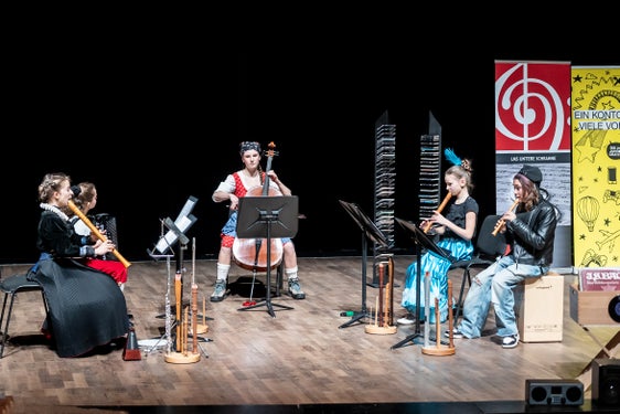 Tabea Sölva, Maria Huber, Nora Festi, Greta Festi, Adele Gnecchi (da sinistra) della Scuola di musica di Bolzano hanno partecipato con successo nella categoria “Ensemble Kreativ” come “Fünf Freundinnen” (Cinque amiche) e ora attendono con gioia il concorso federale a Eisenstadt. (Foto: USP/Land Tirol/Kary Sophie)