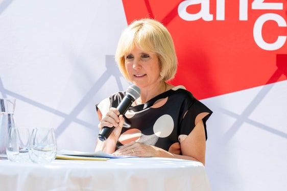 La sostenibilità sociale e la giustizia sociale fanno parte delle mie responsabilità: si tratta di difendere coloro che non hanno una base solida alle spalle, ha spiegato l’assessora provinciale Deeg nel corso della conferenza stampa. (Foto: ASP/Manuela Tessaro) 