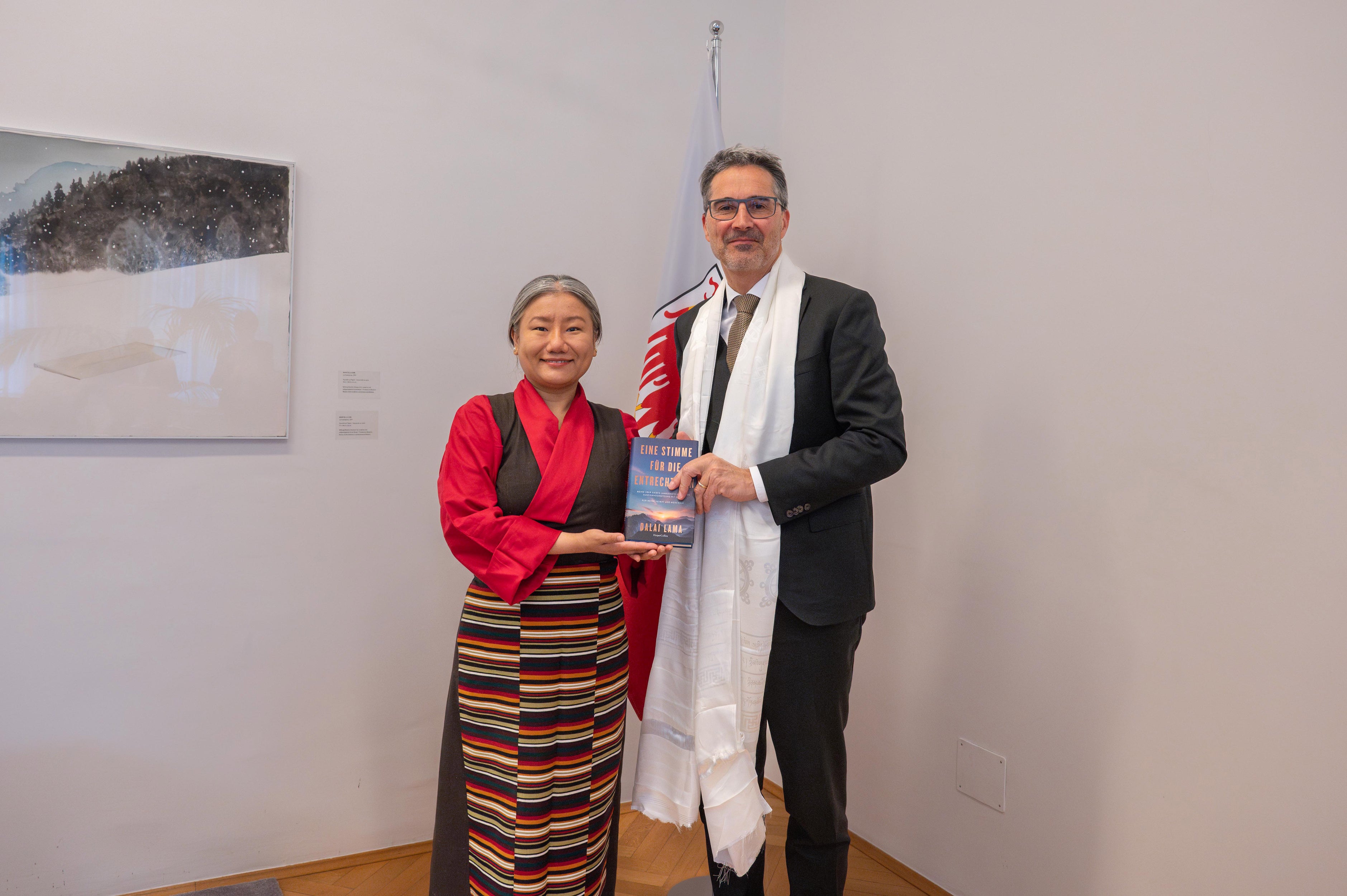 Thinlay Chukki ha fatto omaggio al presidente Kompatscher della tradizionale sciarpa di benvenuto dei tibetani, la khata, e dell'edizione in tedesco dell'ultimo libro del Dalai Lama, Una voce per chi non ha voce. (Foto: USP/Greta Stuefer)