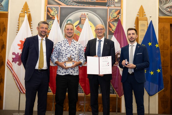 Lukas Pedrotti (secondo da sx), uno dei giovani premiati dell'Alto Adige con i rappresentanti dei tre territori. (Foto: Archivio Ufficio Stampa Provincia di Trento)