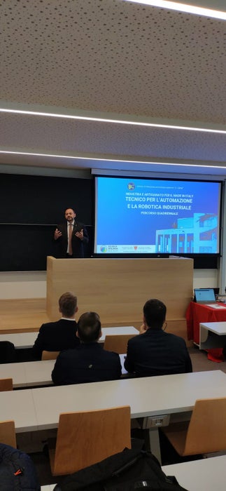 Landesrat Marco Galateo stellte heute (18. Oktober) den neuen Lehrgang Industrie und Handwerk – Techniker für Automation und Industrierobotik vor. (Foto: LPA/Martin Boschetti)