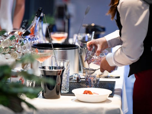 Am Stand der Landeshotelfachschule Kaiserhof werden alkoholfreie Cocktails zubereitet. (Foto: LPA/Fabio Brucculeri)