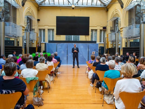 I dipendenti provinciali in pensione hanno ricevuto una spilla d'oro con l'aquila della Provincia (Foto: ASP/Greta Stuefer)