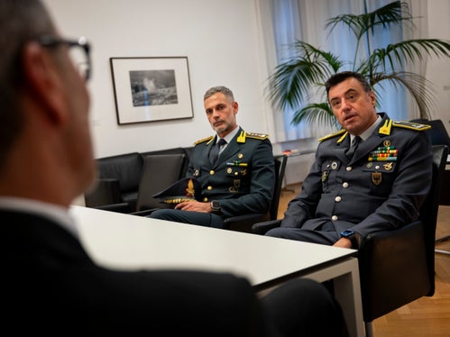 Il colloquio tra il presidente Kompatscher (di spalle) e il generale di Brigata Putzu (a destra), affiancato dal comandante provinciale della Guardia di Finanza, colonnello Giuseppe Dinoi. (Foto: USP/Fabio Brucculeri)
