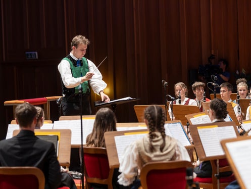 Der Dirigent aus Südtirol, Hannes Schrötter, beim Auftritt 2024 in Toblach (Foto: LPA/Tiberio Sorvillo)