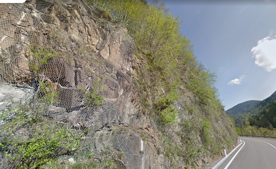 Die neuralgische Stelle der Staatsstraße bei Welschnofen soll durch vier Steinschlagschutzzäune sicherer werden. (Foto: LPA/Landesabteilung Straßendienst)