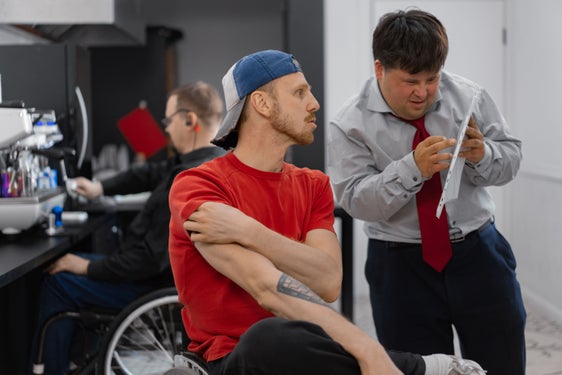 Werden Menschen mit Behinderungen im Rahmen der Arbeitsintegration angemessen unterstützt, sind gute Voraussetzungen für ein stabiles und langfristiges Arbeitsverhältnis geschaffen. Das Land Südtirol bietet nun erstmals Schulungen für Bezugspersonen in Betrieben an. (Foto: www.pexels.com Das Foto darf nur in Zusammenhang mit dieser Pressemitteilung verwendet werden)
