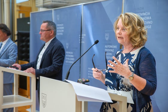 La direttrice Edith Ploner ha sottolineato la necessità di integrazione e cooperazione, a vantaggio delle scuole di tutti e tre i gruppi linguistici (Foto: ASP/Greta Stuefer)