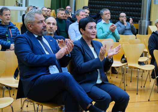 Il direttore generale della Provincia Alexander Steiner, al fianco dell'assessora provinciale Ulli Mair, ha portato ai presenti i saluti del presidente della Provincia Arno Kompatscher (Foto: USP/Lukas Forer)