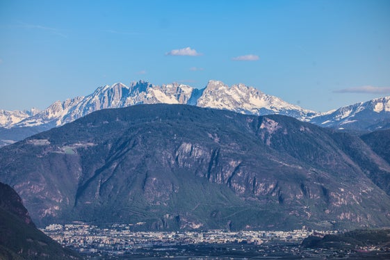 Immagine del mese di aprile 2026: Bolzano con le Dolomiti sullo sfondo (Foto: USP/Martin Geier)