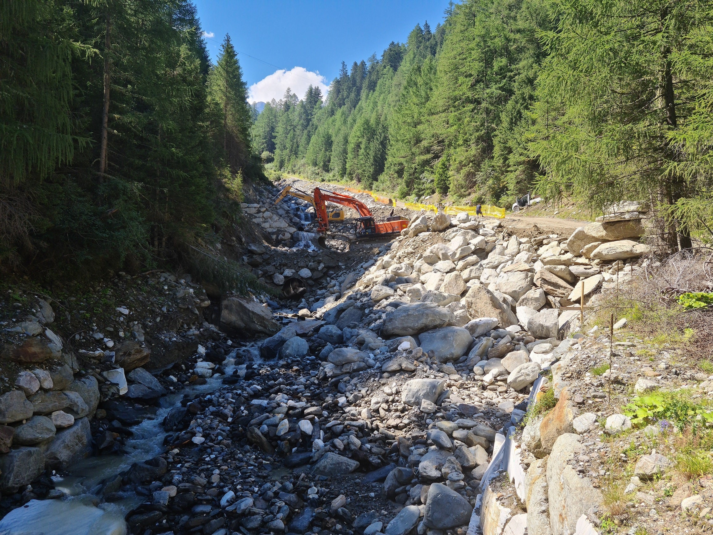 L'Ufficio Sistemazione bacini montani ovest è al lavoro per ultimare la costruzione di opere di consolidamento nel corso medio del rio Lasa. (Foto: ASP/Ufficio bacini montani Ovest)