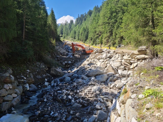 Das Landesamt für Wildbachverbauung West verstärkt mit einer Sperrenstaffelung und Uferschutzbauten im Mittellauf des Laaserbachs in der Gemeinde Laas im Vinschgau den Hochwasserschutz. (Foto: LPA/Landesamt für Wildbach- und Lawinenverbauung West)