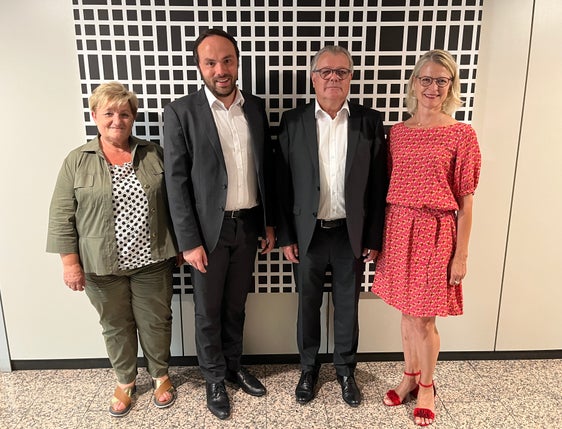 Antrittsbesuch der Vorstandsmitglieder des Südtiroler Chorverbandes: (v.l.) Obmannstellvertreterin Margareth Greif, Landesrat Philipp Achammer, Verbandsobmann Erich Deltedesco und Referentin für Finanzen, Carmen Seidner. (Foto: LPA/René Ploner)