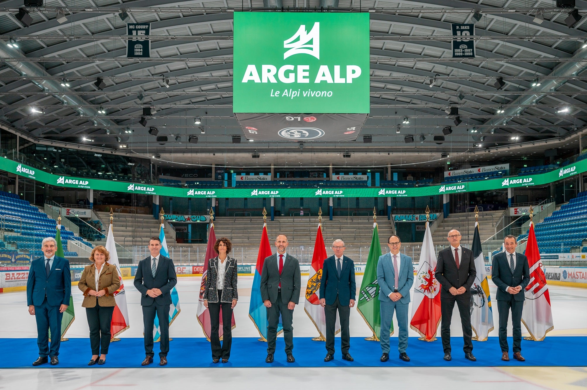 Bei der 55. Konferenz der Regierungschefs der Arbeitsgemeinschaft der Alpenregionen (ARGE ALP) trafen sich (von links): Staatssekretär Raffaele Cattaneo (Lombardei), Landeshauptmann-Stellvertreterin Rosmarie Pamer (Südtirol), Staatsminister Eric Beißwenger (Bayern), Landeshauptmann-Stellvertreterin Francesca Gerosa (Trentino), Regierungsrat Norman Gobbi (Tessin), Landeshauptmann Wilfried Haslauer, Regierungsrat Marc Mächler (St. Gallen), Landeshauptmann Anton Mattle und Regierungsrat Martin Bühler (Graubünden). (Foto: Kanton Tessin)