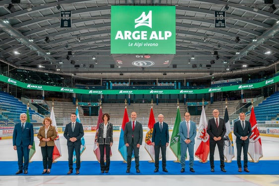 Bei der 55. Konferenz der Regierungschefs der Arbeitsgemeinschaft der Alpenregionen (ARGE ALP) trafen sich (von links): Staatssekretär Raffaele Cattaneo (Lombardei), Landeshauptmann-Stellvertreterin Rosmarie Pamer (Südtirol), Staatsminister Eric Beißwenger (Bayern), Landeshauptmann-Stellvertreterin Francesca Gerosa (Trentino), Regierungsrat Norman Gobbi (Tessin), Landeshauptmann Wilfried Haslauer, Regierungsrat Marc Mächler (St. Gallen), Landeshauptmann Anton Mattle und Regierungsrat Martin Bühler (Graubünden). (Foto: Kanton Tessin)