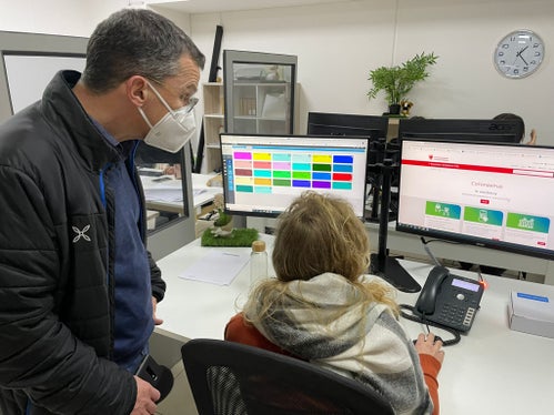 Il coordinatore Markus Rauch (in piedi) ha seguito il lavoro degli operatori del call center di assistenza ai cittadini (Foto: ASP/Maja Clara)