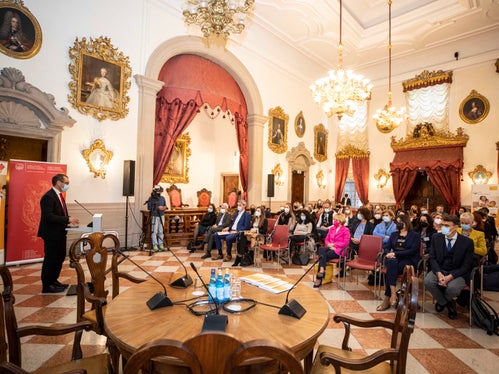 Nel Palazzo mercantile di Bolzano si è svolta la cerimonia di consegna dei certificati. Il segretario generale della Camera di Commercio Alfred Aberer ha elogiato la lungimiranza delle aziende certificate. (Foto: Camera di Commercio/Marion Lafogler)