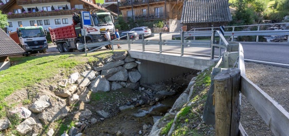 Die Brücke über den Tesselbergbach in Gais wurde komplett abgerissen und 1,5 Meter flussabwärts weiter weg wieder neu aufgebaut. (Foto: LPA)