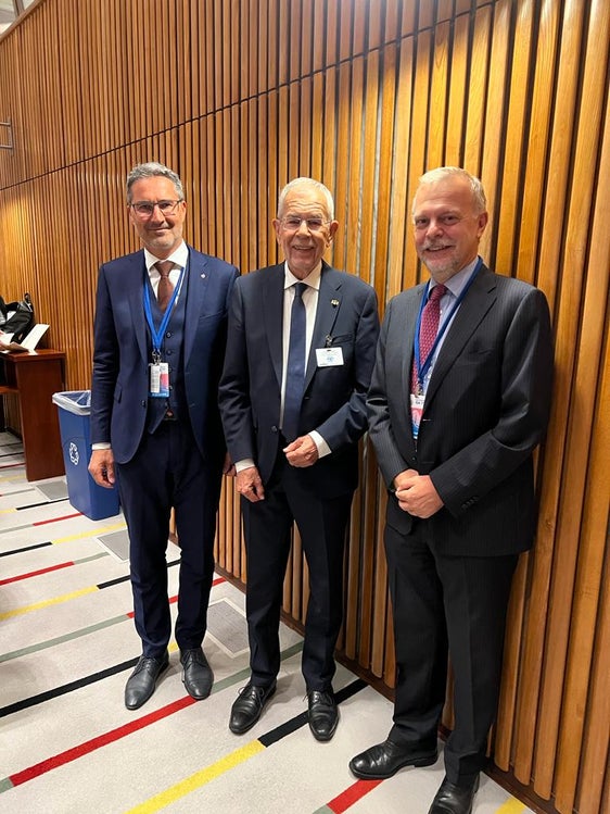 Da sinistra il presidente della Provincia, il presidente della Repubblica austriaca, Alexander Van der Bellen, e il vice rappresentante permanente italiano all'ONU Gianluca Greco (Foto: ASP)