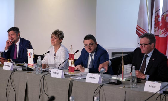 Euregio-Vorstand bei der Arbeit: (v.l.) Südtirols LH-Stellvertreter Daniel Alfreider, Euregio-Generalsekretärin Marilena Defrancesco, Euregio-Präsident Maurizio Fugatti, Tirols LH Günther Platter. (Foto: Land Trentino/Matteo Rensi)
