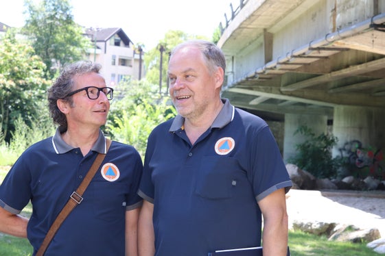 Progetto comune. L'ecologo fluviale Peter Hecher (a sinistra) e il direttore dell'Ufficio Sistemazione Bacini montani ovest Peter Egger. (Foto: ASP/Maja Clara)