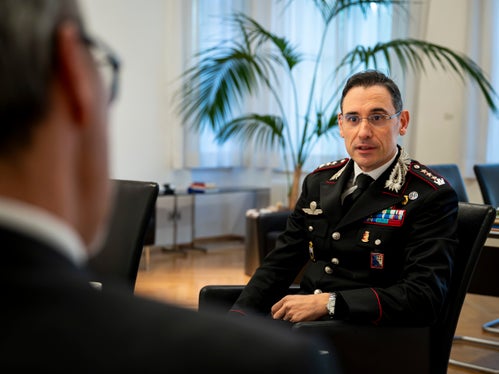 Landeshauptmann Arno Kompatscher (von hinten) sprach gestern mit Oberst Antonio Forte (im Bild), der vor einigen Tagen die Nachfolge seines Kollegen Raffaele Rivola als Leiter des Landeskommandos der Carabinieri angetreten hat. (Foto: LPA/Fabio Brucculeri)