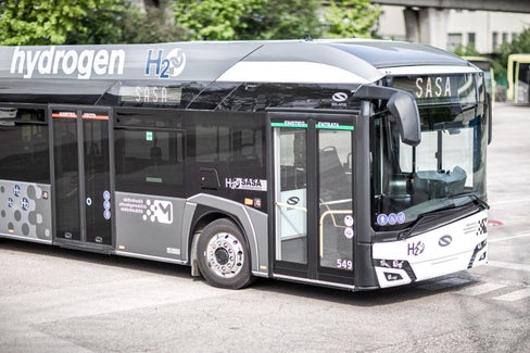 In den kommenden Jahren sollen künftig noch mehr grüne, also schadstoffarme Busse in den Ballungszentren und auf den Hauptlinien fahren. (Foto: LPA/SASA/Armin Huber)