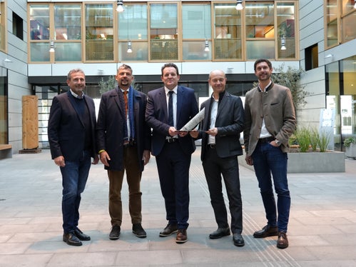 Georg Deggendorfer (Bayern), Landesrat Daniel Alfreider (Südtirol), Landesrat Renè Zumtobel (Tirol), Massimo Negriolli (Trentino), Gabriel Klammer (Wirtschaftskammer Tirol) bei der AGB-Präsidentenkonferenz in Innsbruck. (Foto: Land Tirol/Lea Knabl)