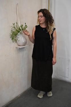 Samira Mosca gewann den Museion-Preis der dritten Ausgabe des Piero-Siena-Preises. In ihrer künstlerischen Forschung nutzt sie Fotografie, Keramik, Installationen und Performances, um den Körper als Raum von Erinnerungen, Wünschen, Verletzlichkeiten und gesellschaftlichen Normen zu erforschen. Ihre Werke sind bis Jänner 2027 im Castello di Rivoli Museo d’Arte Contemporanea zu sehen. (Foto: LPA/Amt für italienische Kultur/Daniel Agostini)