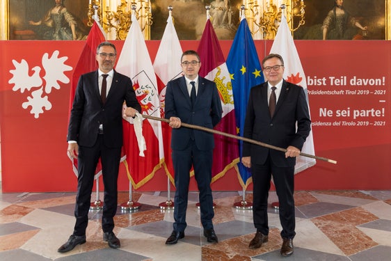 Passaggio del testimone alla Presidenza dell'Euregio dal Tirolo al Trentino. Da sin. Arno Kompatscher, Maurizio Fugatti e Günther Platter (Foto: Land Tirol/DieFotografen)