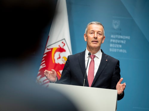 Es geht in die richtige Richtung, dennoch bleibt noch einiges zu tun, betonte Landesrat Peter Brunner bei der Präsentation der Luftqualitätsdaten 2024. Die Situation beim Feinstaub sei stabil, bei den Stickoxiden werden hingegen vor allem in Hinblick auf die neue EU-Luftqualitätsrichtlinie Anstrengungen notwendig sein. (Foto: LPA/Fabio Brucculeri)