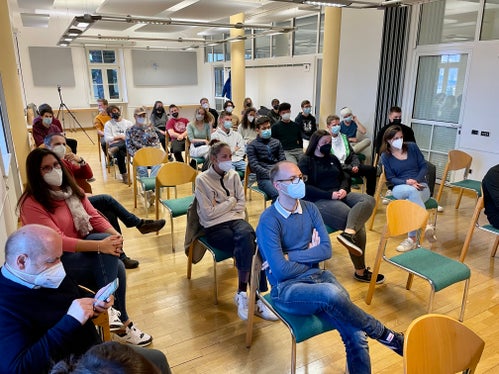 Die Maturantinnen und Maturanten warten gespannt auf die Aufgabenstellungen. (Foto: LPA/Deutsche Bildungsdirektion/Christof Wiedemair)