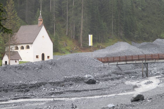 In der Nacht auf den 9. September 2024 war vom Eiswandfernerbach in Trafoi in der Gemeinde Stilfs eine Mure abgegangen, dabei wurde das Bachbett oberhalb der Fußgängerbrücke zur Heiligen-Drei-Brunnen-Kirche vollständig mit Geschiebematerial aufgefüllt. Die Wallfahrtskirche selbst wurde dabei nicht beschädigt, anders als am 27. August 2023, als die kleine Kirche vermurt worden und großer Sachschaden entstanden war. (Foto: LPA/Maja Clara)