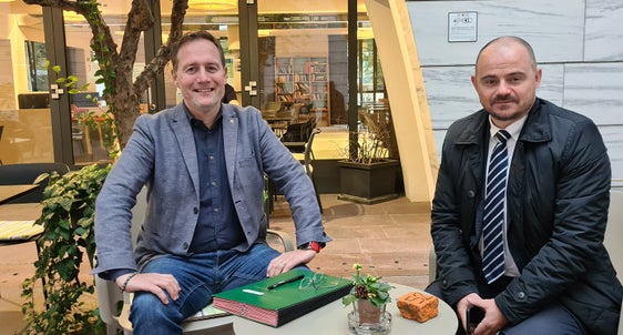 Vermögenslandesrat Massimo Bessone (li) und der Direktor der Landesabteilung Vermögen  Daniel Bedin nach der Unterschrift des Dekrets vor der Landhaus Bar”, deren Konzession ausgeschrieben wird. (Foto: LPA/Anna Pitarelli)